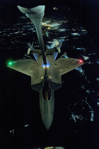 Illustration for article titled Cool photos of the F-22 refueling at night on its way to Syria